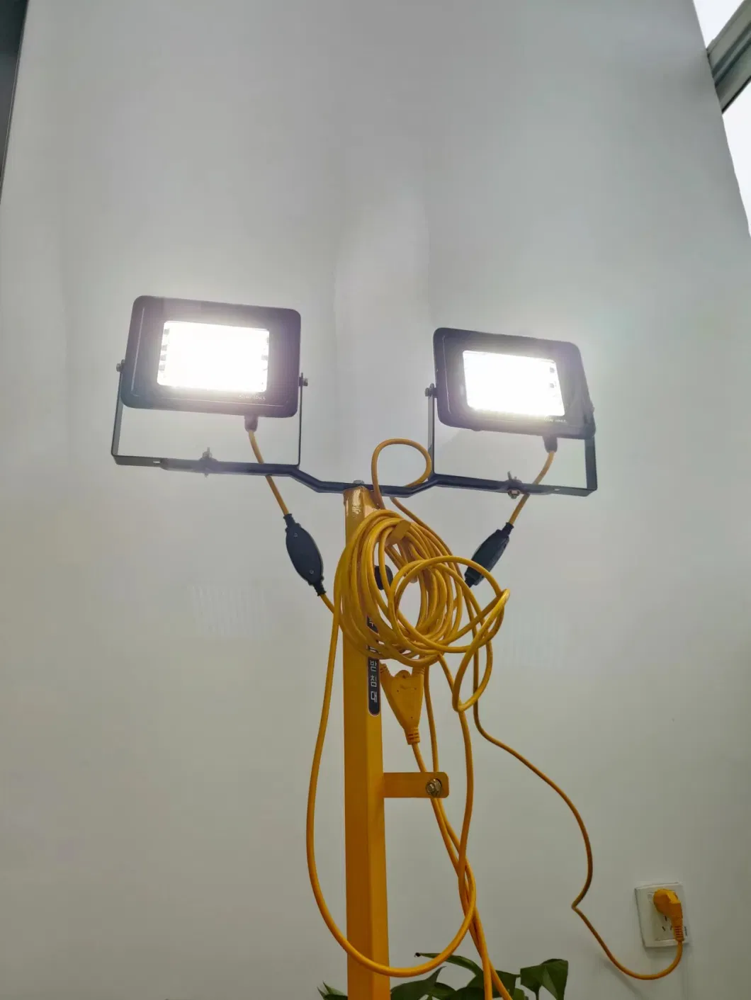 30W Dual Head Portable Tripod Work Light for Mechanic Garage Outdoor Construction